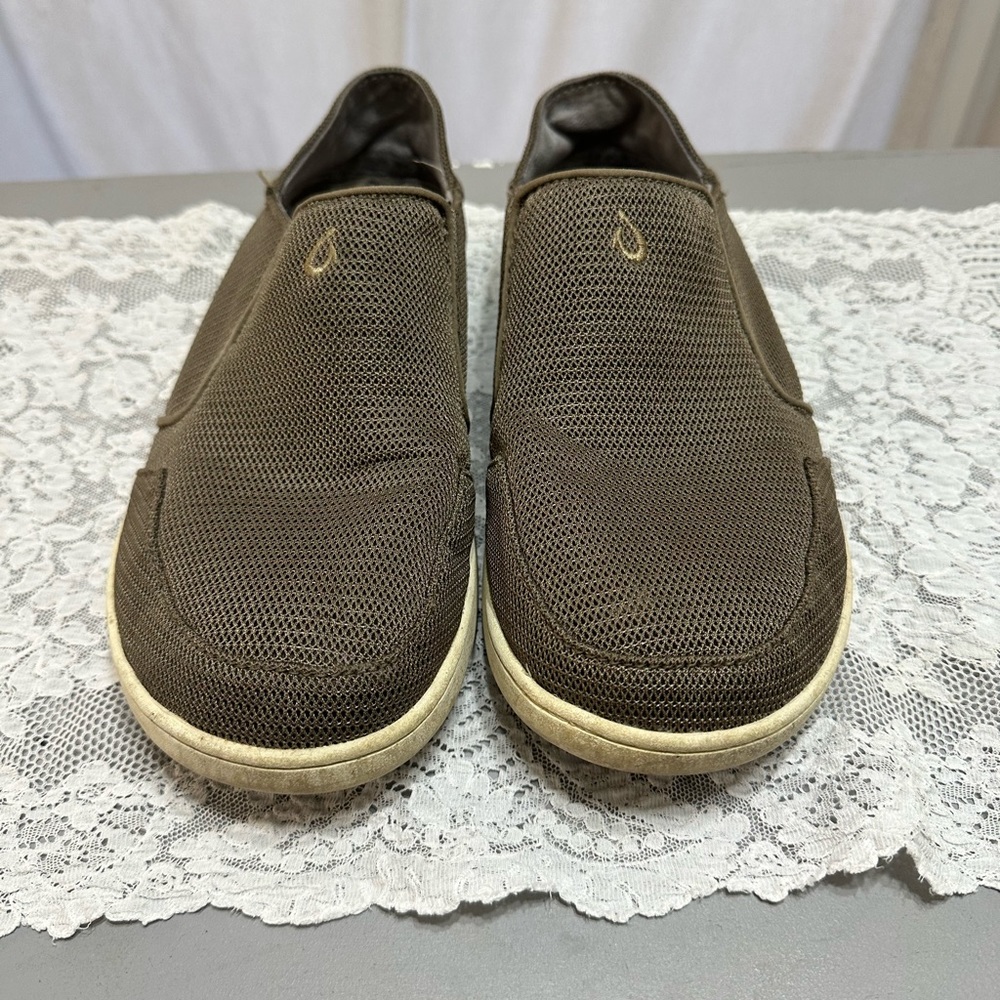 Olukai men’s size 8.5 slip on boat shoes. Olive grey in color.
